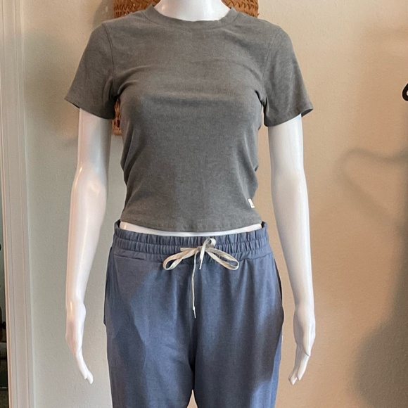 Vuori Tops - Like New w/out tag, Vuori Mudra Fitted Tee in Small Heather Grey
